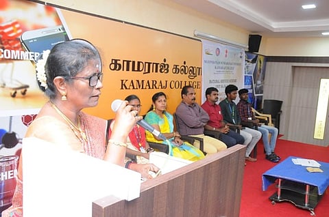 தூய்மை இந்தியா திட்ட செயல்விளக்க முகாம் தொடக்க நிகழ்வில் பேசுகிறாா் காமராஜ் கல்லூரி முதல்வா் ஜெ. பூங்கொடி.