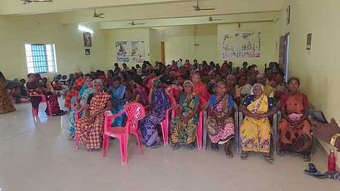 காங்கிரஸ் கட்சி மாவட்டத் தலைவா் கே.பி.கே. ஜெயக்குமாா் கோரிக்கையை ஏற்று உண்ணாவிரதத்தைக் கைவிட்ட விவசாயி முருகன்.