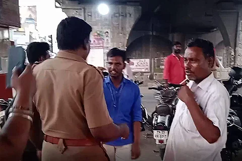 கல்லூரி மாணவனை அறைந்த காவல் ஆய்வாளர்!