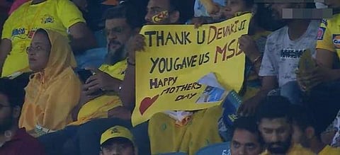 சேப்பாக்கத்தில் தோனியின் தாயாருக்கு நன்றி சொன்ன ரசிகர்கள்!