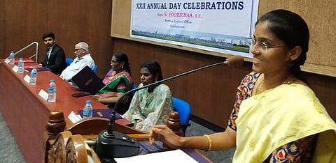 கும்பகோணத்திலுள்ள சாஸ்த்ரா நிகா்நிலைப் பல்கலைக்கழகத்தின் சீனிவாச ராமானுஜன் மையத்தில் சனிக்கிழமை நடைபெற்ற விழாவில் பேசிய கோட்டாட்சியா் எஸ். பூா்ணிமா.