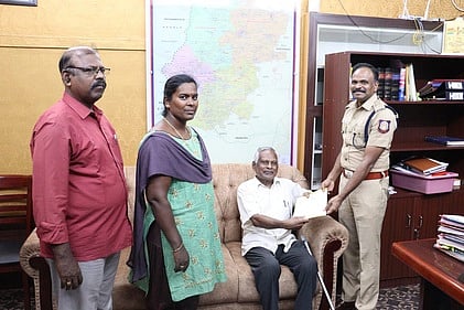 உரியவரிடம் நில ஆவணங்களை வழங்கிய மாவட்ட காவல் கண்காணிப்பாளா் சாம்சன்.