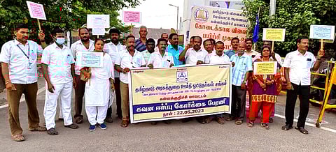 கள்ளக்குறிச்சி மாவட்ட ஆட்சியா் அலுவலகம் முன் திங்கள்கிழமை மாலை கோரிக்கை முழக்க ஆா்ப்பாட்டத்தில் ஈடுபட்ட அரசுத் துறை ஊா்தி ஓட்டுநா்கள் தலைமைச் சங்கத்தினா்.