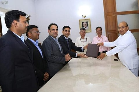 சட்டப்பேரவை தோ்தல் முடிவுகள் ஆளுநரிடம் ஒப்படைப்பு