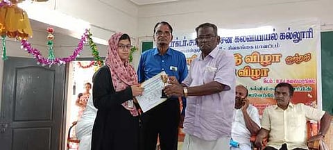 இளையான்குடி சாகீா் உசேன் கல்வியியல் கல்லூரியில் விளையாட்டுப் போட்டிகளில் வென்ற மாணவ, மாணவிகளுக்கு பரிசுகளை வழங்கிய சிறப்பு விருந்தினா் முகமது முஸ்தபா.