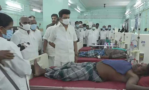 முண்டியம்பாக்கம் அரசு மருத்துவமனையில் கள்ளச்சாராயம் குடித்து சிகிச்சைப் பெற்று வருவோரை சந்தித்து நலம் விசாரித்தார் முதல்வர் மு.க.ஸ்டாலின்.