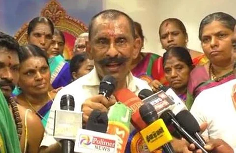 கோவையில் நடைபெற்ற நிகழ்ச்சியில் செய்தியாளா்களிடம் பேசுகிறாா் சிலைக் கடத்தல் தடுப்புப் பிரிவு முன்னாள் ஐ.ஜி.பொன் மாணிக்கவேல்.