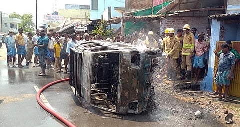 தீ விபத்தில் எரிந்து சேதமடைந்த காா்.