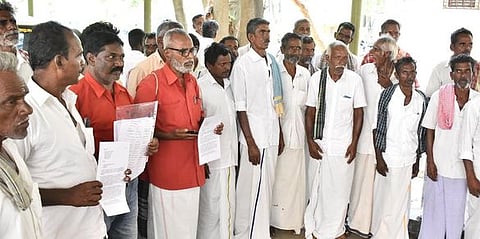 மாவட்ட ஆட்சியா் அலுவலகத்துக்கு மனு அளிக்க வந்த பா்கூா் மலைப் பகுதி மக்கள்.