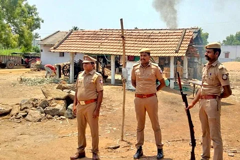பாதுகாப்புப் பணியில் ஈடுபட்டு வரும் துப்பாக்கி ஏந்திய போலீசார்