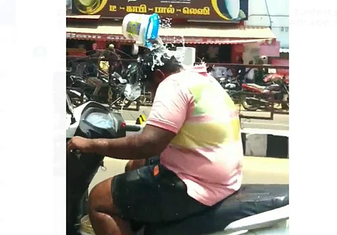 குளித்துக்கொண்டே இருசக்கர வாகனத்தை ஓட்டும் இளைஞர்!