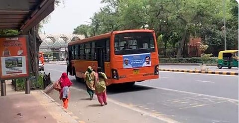 இலவசப் பயணம்! பெண்களுக்குப் பேருந்தை நிறுத்தாமல் செல்லும் ஓட்டுநர்கள்