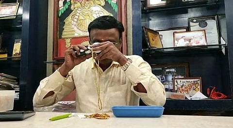 குழந்தைகளைக் கல்லூரிகளில் சேர்க்க நகைகளை விற்கும் பெற்றோர்!