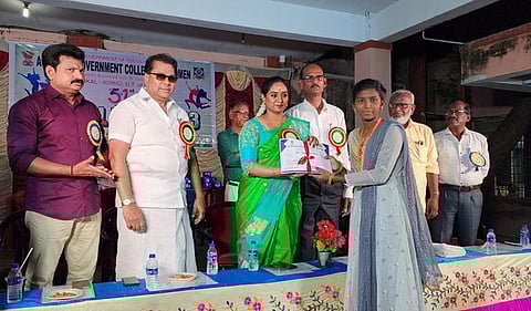 மாணவிக்கு பரிசு, சான்றிதழை வழங்கிய அமைச்சா் சந்திர பிரியங்கா. உடன் சட்டப்பேரவை உறுப்பினா்கள் ஏ.எம்.எச். நாஜிம், எம். நாகதியாகராஜன் உள்ளிட்டோா்.