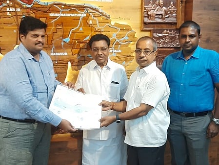 கரூா் மாவட்ட ஆட்சியா் மருத்துவா் த. பிரபுசங்கரிடம் ரூ. 20 லட்சத்துக்கான காசோலையை வியாழக்கிழமை வழங்கிய விகேஏ குழுமத் தலைவா் சாமியப்பன். உடன் குழும மேலாளா் கருப்பண்ணன் உள்ளிட்டோா்.