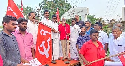 நடைப்பயண பிரசாரத்தை வியாழக்கிழமை தொடக்கி வைத்த மணப்பாறை எம்எல்ஏ ப. அப்துல்சமது.