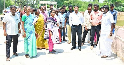 சேத்தூா் கிராமத்தில் நடைபெற்ற வளா்ச்சித் திட்டப் பணிகளை ஆய்வு செய்த ஆட்சியா் ஏ.பி. மகாபாரதி.