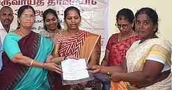 வேப்பந்தட்டையில் வியாழக்கிழமை நடைபெற்ற ஜமாபந்தியில் தீா்வு காணப்பட்ட மனுதாரருக்கு உத்தரவு நகல் அளித்த மாவட்ட ஆட்சியா் க. கற்பகம்.