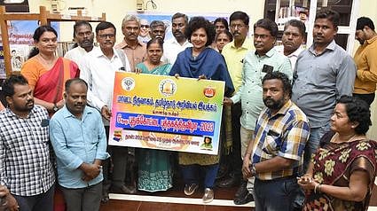 புதுக்கோட்டையில் நடைபெறவுள்ள 6ஆவது புத்தகத் திருவிழாவுக்கான முதல் சுவரொட்டியை வெளியிட்ட மாவட்ட ஆட்சியா் கவிதா ராமு.