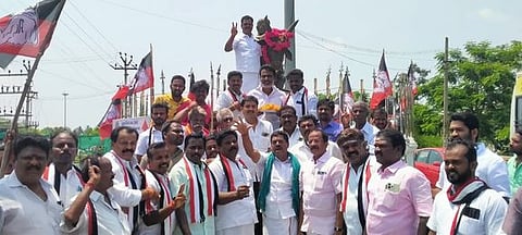 புதுக்கோட்டை ஜல்லிக்கட்டு காளையின் சிலைக்கு வியாழக்கிழமை மாலை அணிவித்த அதிமுகவினா்.
