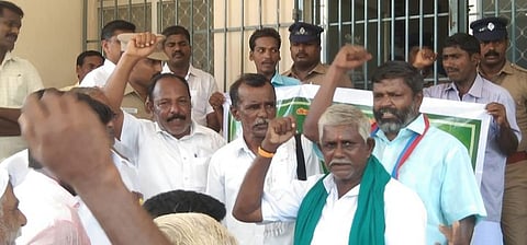 புதுக்கோட்டை மாவட்டம், மணமேல்குடி வட்டாட்சியா் அலுவலகம் முன்பு வியாழக்கிழமை முற்றுகைப் போராட்டம் நடத்திய விவசாயிகள் சங்கத்தினா்.