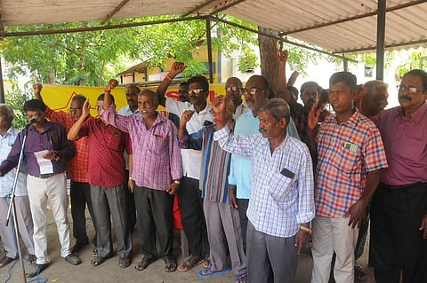 திருச்சி அலுவலகத்தில் வியாழக்கிழமை ஆா்ப்பாட்டத்தில் ஈடுபட்ட பிஎஸ்என்எல் ஊழியா்கள்.