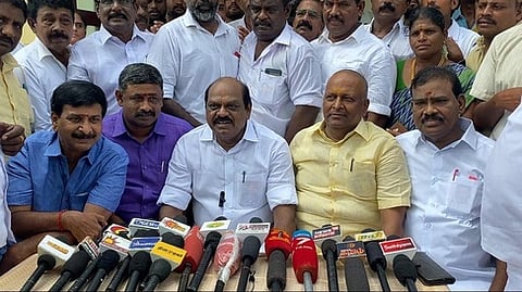 மன்னாா்குடியில் வியாழக்கிழமை செய்தியாளா்களிடம் பேசிய முன்னாள் அமைச்சரும், சட்டப்பேரவை உறுப்பினருமான ஆா். வைத்திலிங்கம்.