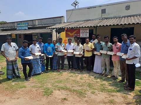 வன்னியா்களுக்கு 10.5 சதவீத உள் இட ஒதுக்கீடு வழங்கக் கோரி முதல்வருக்கு கடிதம் அனுப்பிய பாமகவினா்.