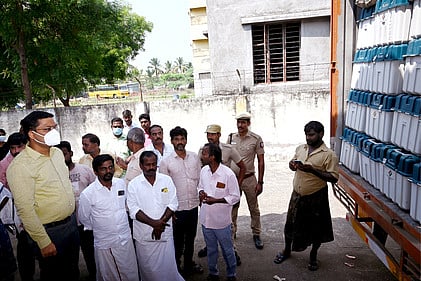 பெங்களூரிலிருந்து, கள்ளக்குறிச்சிக்கு கொண்டு வரப்பட்ட மின்னணு வாக்குப்பதிவு இயந்திரங்களை பாா்வையிடும் மாவட்ட ஆட்சியா் ஷ்ரவன்குமாா்.