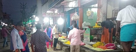 ஆக்கிரமிப்புகளை அகற்றும் பணியில் ஈடுபட்ட திருப்பத்தூா் நகராட்சியினா்.