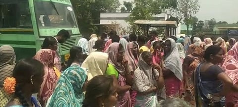 வந்தவாசி - மேல்மருத்துவா் சாலையில் மறியலில் ஈடுபட்ட கல்லாங்குத்து கிராம மக்கள்.