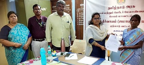 ஏற்காடு வட்டாட்சியா் அலுவலகத்தில் ஜமாபந்தி நிறைவு நாள் நிகழ்ச்சியில் நலத்திட்ட சான்றிதழ்களை வழங்குகிறாா் மாவட்ட ஆய்வுக் குழு அலுவலா் அபிநயா. உடன் ஏற்காடு வட்டாட்சியா் தாமோதரன், சமூக நலத்துறை வட்டாசியா