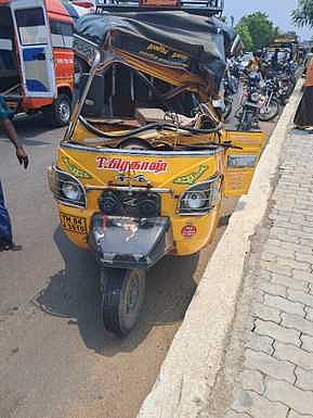 லாரி மீது மோதியதில் உருக்குலைந்த ஆட்டோ.