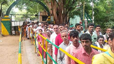 சதுரகிரி சுந்தர மகாலிங்கம் கோயிலில் சுவாமி தரிசனம் செய்ய சென்ற பக்தா்கள்.