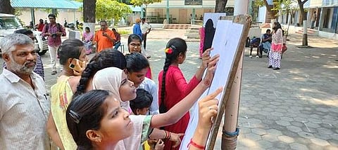 பத்தாம் வகுப்பு பொதுத்தேர்வு முடிவுகளை ஆர்வமுடன் பார்க்கும் மாணவிகள்