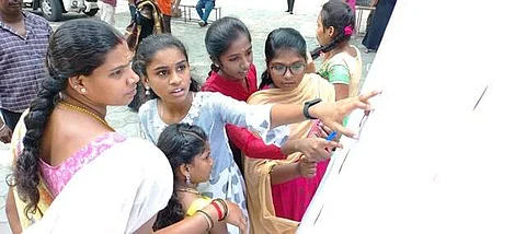 சேலம் கோட்டை அரசு பெண்கள் மேல்நிலைப் பள்ளியில் பத்தாம் வகுப்பு பொதுத்தேர்வு முடிவுகளை ஆர்வமுடன் பார்க்கும் மாணவிகள்