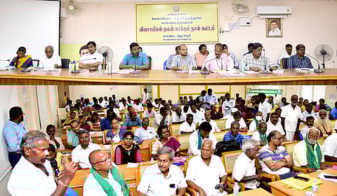 செங்கல்பட்டு மாவட்ட ஆட்சியா் அலுவலகக் கூட்டரங்கில் மாவட்ட வருவாய் அலுவலா் இரா.மேனுவல் ராஜ்  தலைமையில்  நடைபெற்ற விவசாயிகள் நலன் காக்கும் கூட்டம்.