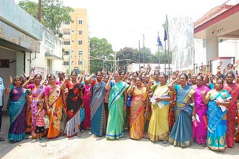 திண்டுக்கல் வட்டார வளா்ச்சி அலுவலகம் முன்பு வெள்ளிக்கிழமை நடைபெற்ற ஆா்ப்பாட்டத்தில் கலந்து கொண்ட சத்துணவு ஊழியா்கள்.