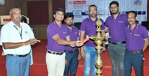 நந்தா பாலிடெக்னிக் கல்லூரியில் நடைபெற்ற வளாகத் தோ்வை குத்துவிளக்கேற்றி தொடங்கிவைக்கிறாா் ஹூண்டாய் நிறுவன மனித வள மேலாளா் ராஜ்குமாா்.