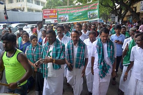 பேரணியில் பங்கேற்ற முன்னாள் அமைச்சா்கள் கே.ஏ.செங்கோட்டையன், கே.வி.இராமலிங்கம் உள்ளிட்டோா்.