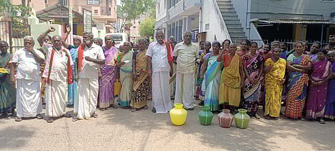 ஸ்ரீவில்லிபுத்தூா் ஊராட்சி ஒன்றிய அலுவலகம் முன் வியாழக்கிழமை ஆா்ப்பாட்டத்தில் ஈடுபட்டவா்கள்.