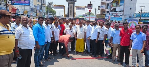 நாமக்கல், மணிக்கூண்டு அருகில் வியாழக்கிழமை கொண்டாட்டத்தில் ஈடுபட்ட திமுகவினா்.