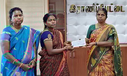 விஷ வாயு தாக்கி உயிரிழந்த தொழிலாளியின் மனைவிக்கு அரசின் நிவாரணத் தொகை ரூ.6 லட்சத்துக்கான காசோலையை வழங்கிய  ஆட்சியா் ச.வளா்மதி.