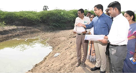 சில்லாநத்தம் பகுதியில் வரத்துக்கால் சீரமைப்புப் பணியை ஆய்வு செய்த ஆட்சியா் கி. செந்தில்ராஜ். உடன், வேளாண் இணை இயக்குநா் சொ. பழனிவேலாயுதம் உள்ளிட்டோா்.