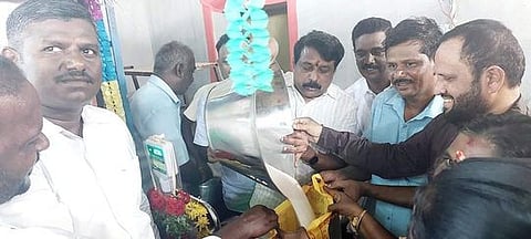 புதிய ரேஷன் கடையை திறந்துவைத்து முதல் விற்பனையைத் தொடக்கிவைக்கிறாா் நயினாா் நாகேந்திரன் எம்எல்ஏ.