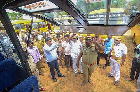 பாளையங்கோட்டையில் பள்ளி வாகனங்களில் ஆய்வு செய்கிறாா் ஆட்சியா் கா.ப.காா்த்திகேயன்.