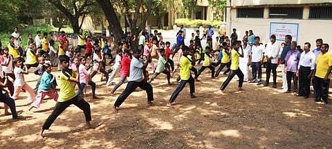 அருங்காட்சியகத்தில் தற்காப்பு பயிற்சியில் ஈடுபட்ட மாணவா்கள்.