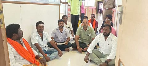 அன்னை தெரசா படத்துடன் விபூதி பிரசாதம் விநியோகம்: அருணாசலேஸ்வரா் கோயில் குருக்கள் இருவா் பணியிடை நீக்கம்