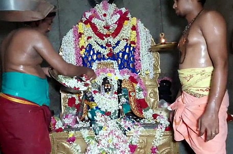 அம்பகரத்தூா் மகா மாரியம்மன் கோயிலில் பூச்சொரிதல்