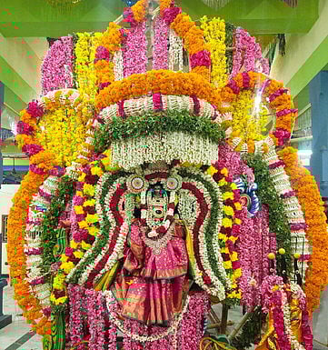 தங்க மாரியம்மன் கோயிலில்மஞ்சள் நீா் விளையாட்டு